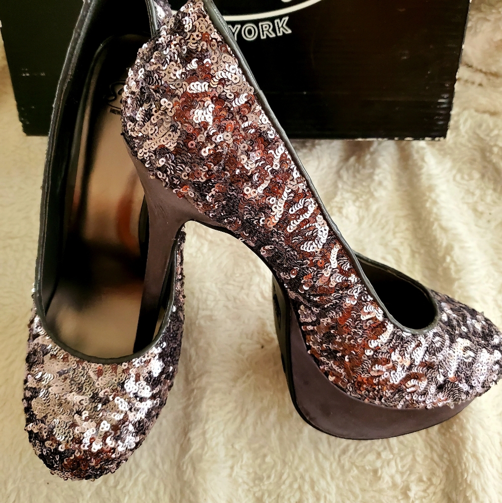 SM New York Heels size 10 Silver/Gray